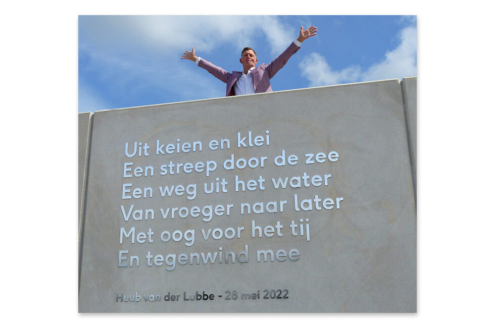 Rijkswaterstaat  - Productie en montage op de Afsluitdijk van gedicht door Huub van der Lubbe uit zeewaterbestendig RVS